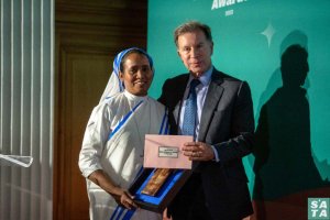 An award for commitment against human trafficking to Sister Seli Thomas, SMI
